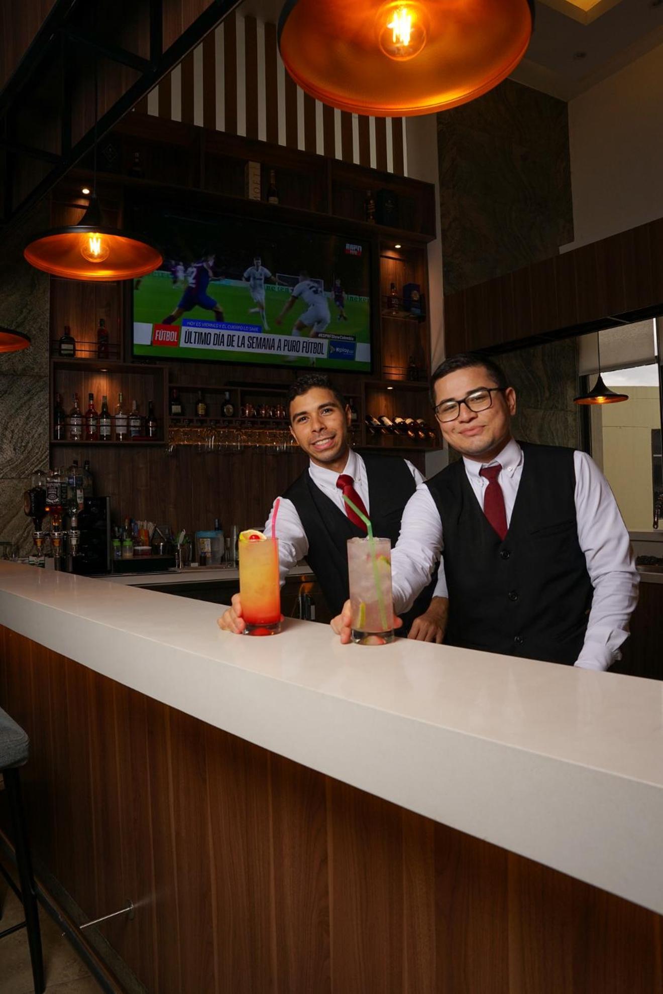 Hotel Casino Internacional Cucuta Exterior photo Bartenders at work