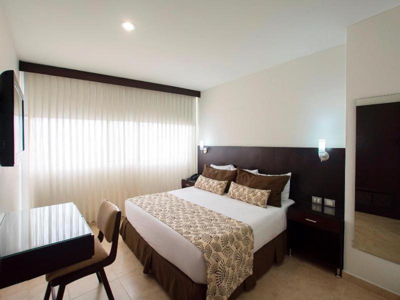 Hotel Casino Internacional Cucuta Room photo A bedroom at the hotel